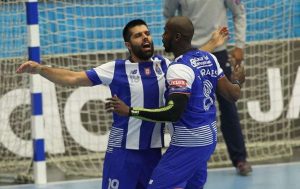 ANDEBOL - Ricardo Moreira e Cuni Morales durante o jogo FC Porto - Naturhouse La Rioja relativo a 8 jonada do grupo C da Liga dos Campeoes. Dragao Caixa no Porto. Sabado, 21 de Novembro de 2015.ASF/HELENA VALENTE