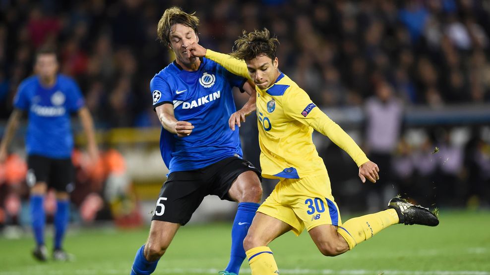 Porto's spanish midfielder Oliver Torres (R) kicks the ball past Club Brugge's spanish midfielder Tomas Pina during the UEFA Champions League groug G football match Club Brugge vs FC Porto on October 18, 2016 at the Jan-Breydel stadium in Bruges. / AFP / JOHN THYS (Photo credit should read JOHN THYS/AFP/Getty Images)