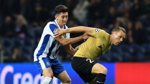 Porto's Mexican midfielder Hector Herrera (L) vies with Brugge's Dutch midfielder Ruud Vormer during the UEFA Champions League Group G football match FC Porto vs Club Brugge KV at Estadio do Dragao stadium in Porto, on November 2, 2016. / AFP / FRANCISCO LEONG (Photo credit should read FRANCISCO LEONG/AFP/Getty Images)