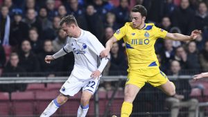 FC Copenhagen's Danish defender Peter Ankersen (L) vies with FC Porto's Portuguese forward Diogo Jota during the UEFA Champions League group G football match between FC Porto and FC Copenhagen at the Parken stadium in Copenhagen, on November 22, 2016. / AFP / JONATHAN NACKSTRAND (Photo credit should read JONATHAN NACKSTRAND/AFP/Getty Images)