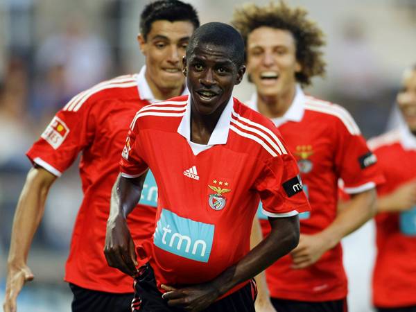 Benfica's Ramirez (C) celebrates his goal against Guimaraes witn his team-mates Oscar Cardozo (L) and David Luiz during their Portuguese Premier League soccer match at Afonso Henriques stadium in Guimaraes August 23, 2009. REUTERS/Miguel Vidal (PORTUGAL SPORT SOCCER)