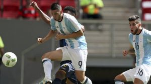 2016 Rio Olympics - Soccer - Men's First Round - Group D Argentina v Honduras - Mane Garrincha Stadium - Brasilia, Brazil - 10/08/2016. Jonathan Calleri (ARG) of Argentina and Leandro Vega (ARG) of Argentina in action against Anthony Lozano (HON) of Honduras. REUTERS/Ueslei Marcelino FOR EDITORIAL USE ONLY. NOT FOR SALE FOR MARKETING OR ADVERTISING CAMPAIGNS.