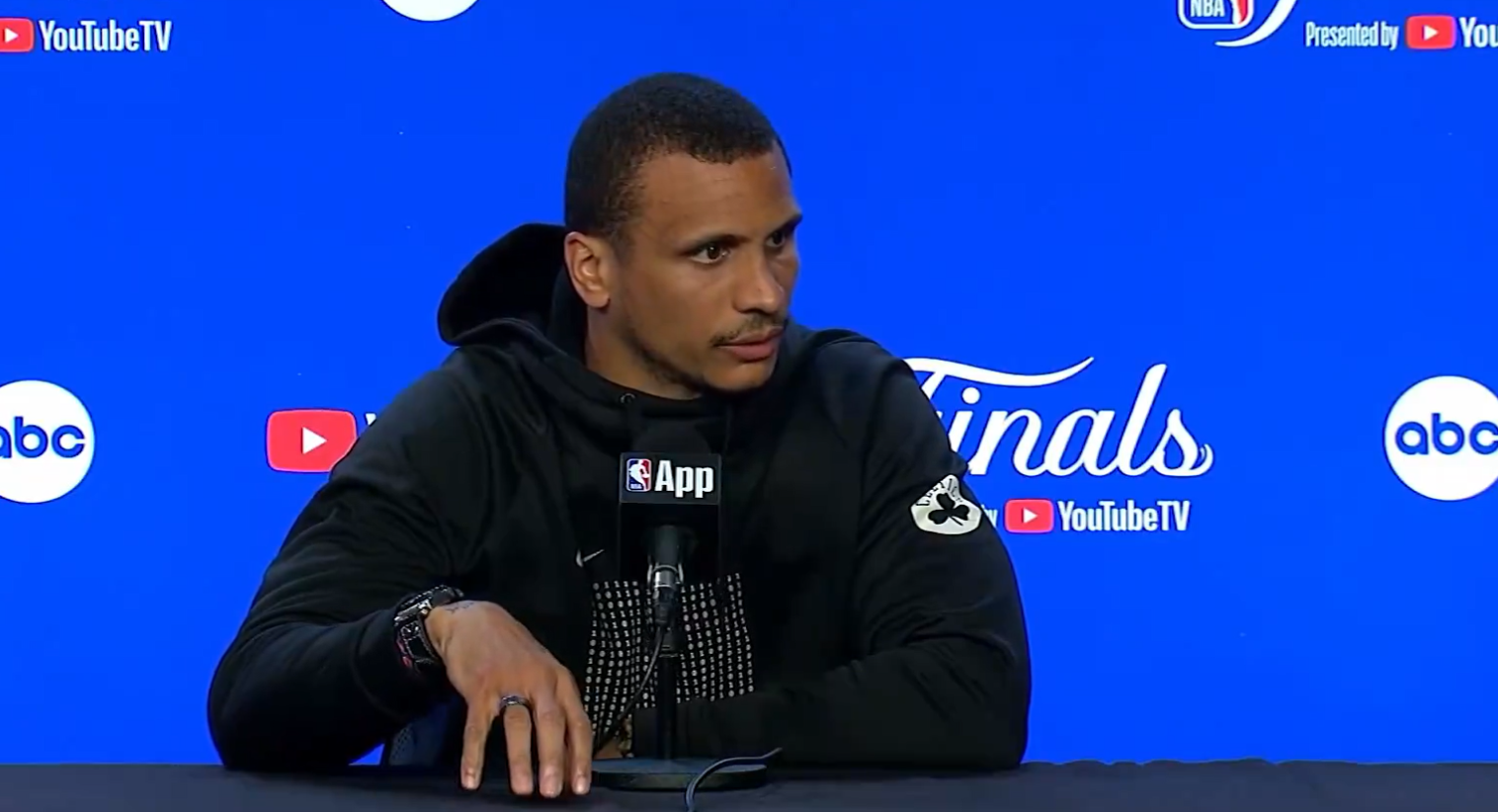 Neemias e treinador dos Celtics na Luz a assistir ao Benfica-FC Porto