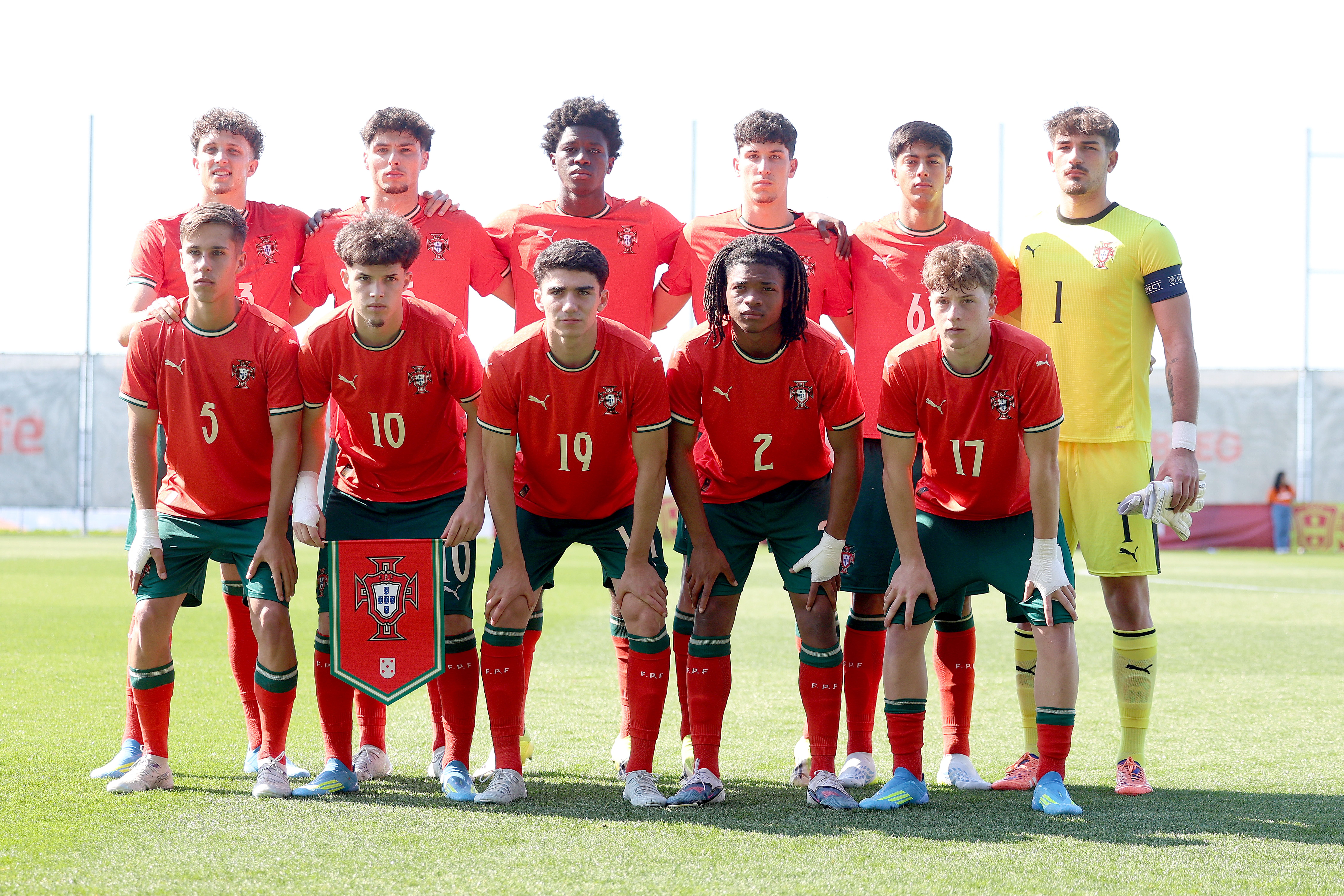 Portugal foi esmagado pela Inglaterra e falha Europeu sub-19