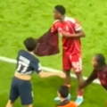 Vídeo: Que classe! Vitinha esteve 20 minutos à espera que a sessão do Liverpool terminasse para trocar camisola com jovem dos Reds