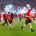 Caos no dérbi de Praga! Slavia estava prestes a sagrar-se campeão frente ao rival mas invasão de campo deixou campeonato em suspenso
