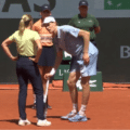 Surpresa! Sinner cai em Roland Garros; N.º 1 do Mundo rebentou fisicamente quando servia para vencer