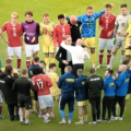 Eriksen voltou a cair inanimado no relvado e Dinamarca-Ucrânia foi cancelado