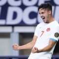 Eustáquio mete Canadá nos oitavos com golo perto do fim