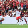 Estava a ser um dos destaques do Benfica na pré-época, mas lesionou-se e vai parar 3 meses
