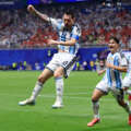 Inacreditável! Argentina esteve com pé e meio fora do Mundial mas ainda deu a volta; Messi, que tinha falhado penálti, voltou a ser decisivo com golo e assistência; Enzo fez o 3-2 aos 93′