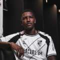 Vitória garante central colombiano do Aston Villa