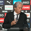 «Não gosto de jogar em 4-3-3. Prefiro jogadores com andamento. Diziam que tínhamos o melhor meio-campo do Mundo, mas onde?