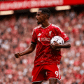 Isak resolve em Portman Road e Liverpool soma primeira vitória