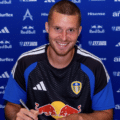OFICIAL: Leeds contrata internacional suíço por 10 ME e empresta Bornauw e Joël Piroe