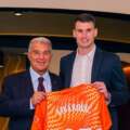 OFICIAL: Livakovic assina pelo Barcelona