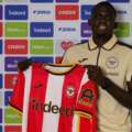 OFICIAL: Brentford compra lateral de NES por 40,8 ME e deixa sair defesa para o Coventry