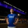 Burnley vende avançado ao Ipswich por 19,8 ME e recruta médio japonês e central do Brighton