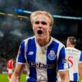 FC Porto foge aos rivais; Expulsão de Lenglet desequilibrou o Clássico; Veiga, Froholdt e In-Beom marcaram; André Silva bisou nas assistências; Rosario também se destacou; Benfica, que começou melhor, ainda empatou com 10 mas sofreu logo a seguir; Tomás Araújo ficou mal na fotografia