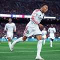 Mourinho vence em Camp Nou; Mbappe decidiu El Clásico; Barcelona teve mais posse ou remates mas defesa foi o caos habitual